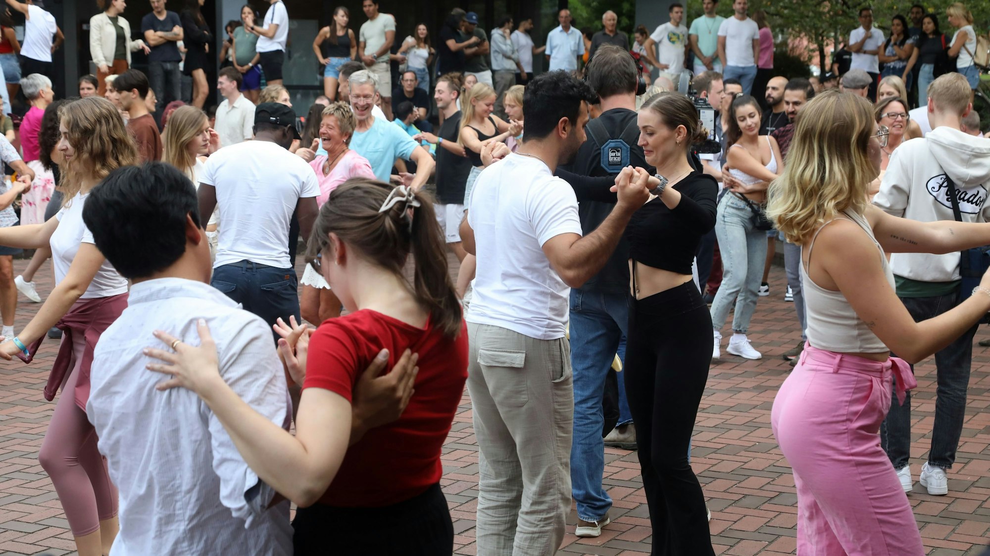 26.08.2024, Köln: Das Museum für Ostasiatische Kunst stört sich wohl plötzlich an den seit Jahren schon stattfindenden Open-Air-Salsa-Tanzpartys vor dem Museum, die große Tanzszene fürchtet nun das Aus. Foto: Arton Krasniqi