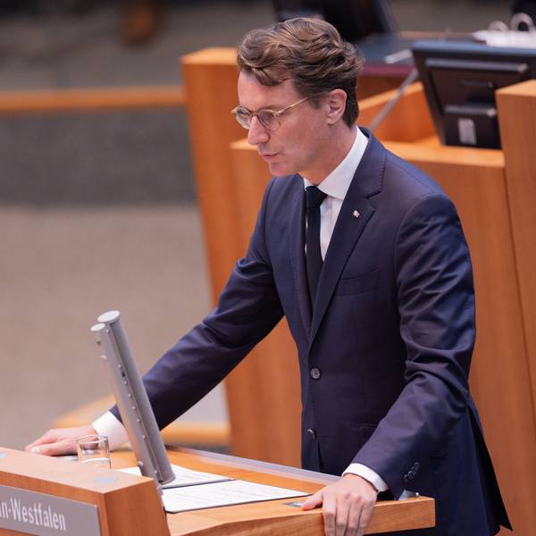 Düsseldorf: Ministerpräsident Hendrik Wüst (CDU) spricht bei einer Sondersitzung des Landtags zum Anschlag in Solingen.