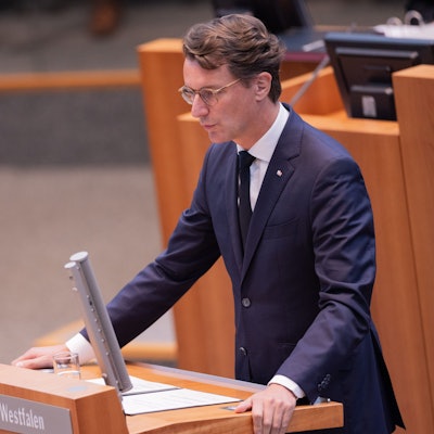 Düsseldorf: Ministerpräsident Hendrik Wüst (CDU) spricht bei einer Sondersitzung des Landtags zum Anschlag in Solingen.