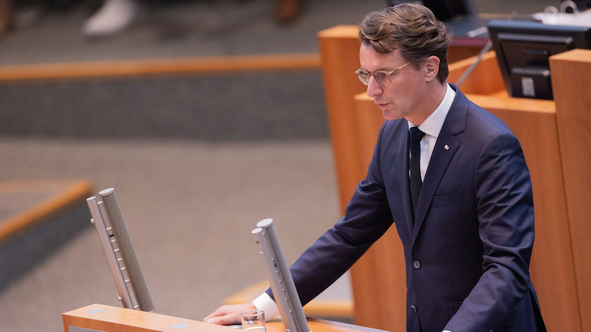 Düsseldorf: Ministerpräsident Hendrik Wüst (CDU) spricht bei einer Sondersitzung des Landtags zum Anschlag in Solingen.