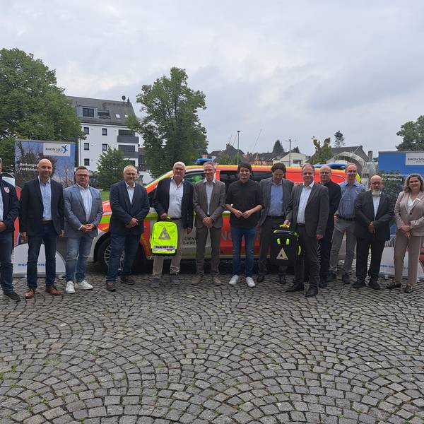 Vertreter des Rhein-Sieg-Kreises, der Städte Hennef und Bornheim, der Uniklinik Bonn und der Rettungsdienste informierten jetzt über die Optimierung der notärztlichen Versorgung in der Region.