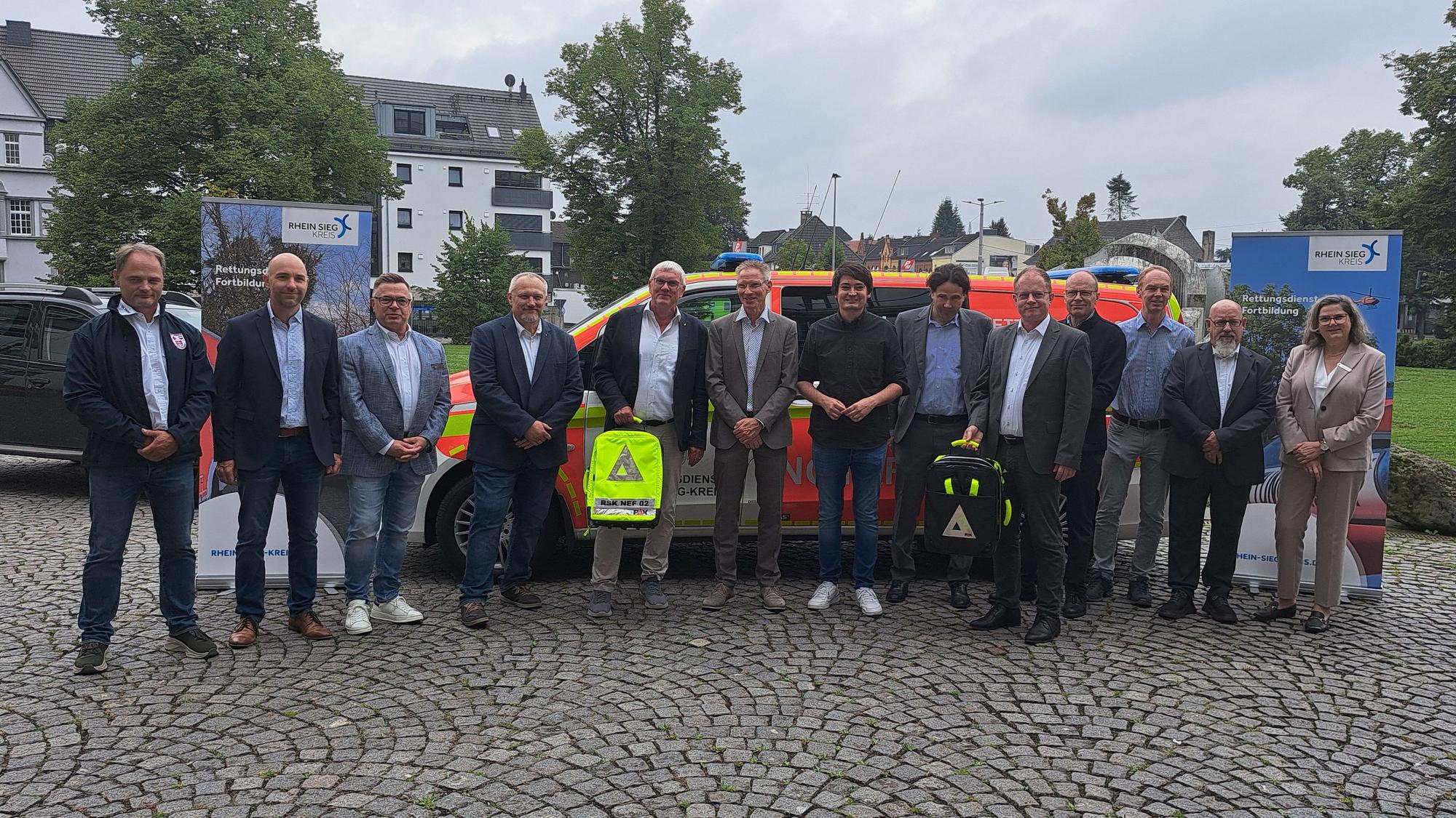 Vertreter des Rhein-Sieg-Kreises, der Städte Hennef und Bornheim, der Uniklinik Bonn und der Rettungsdienste informierten jetzt über die Optimierung der notärztlichen Versorgung in der Region.