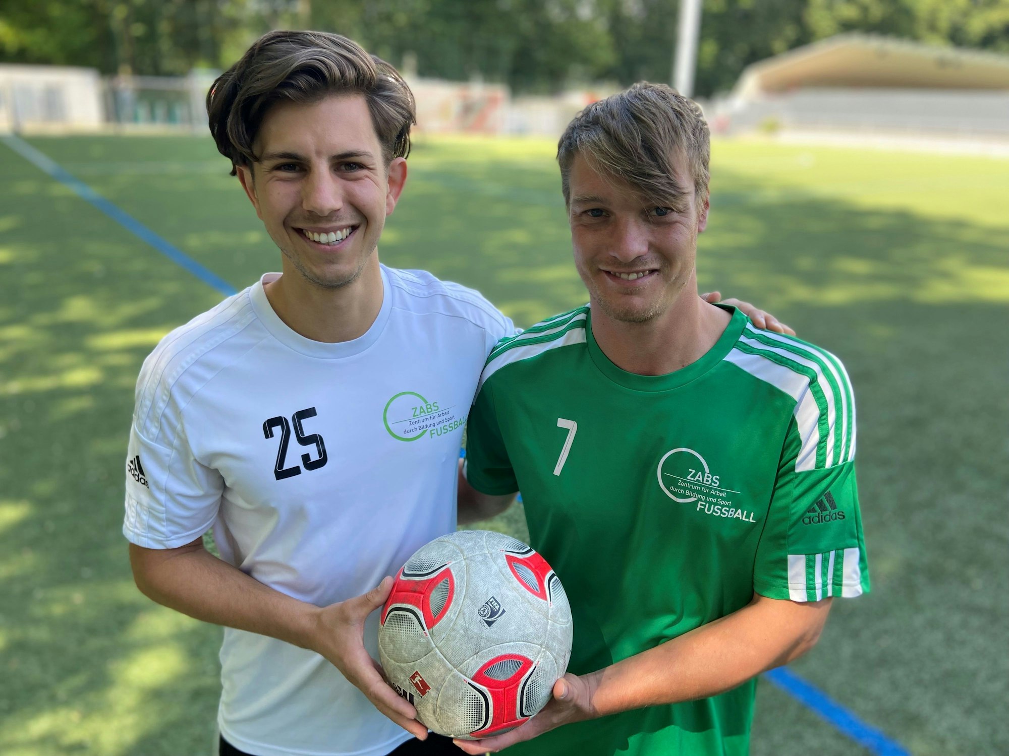 Auf dem Bild sind der Leiter der ZABS, Ole Schneider, und Adriano Cvijetic zu sehen.