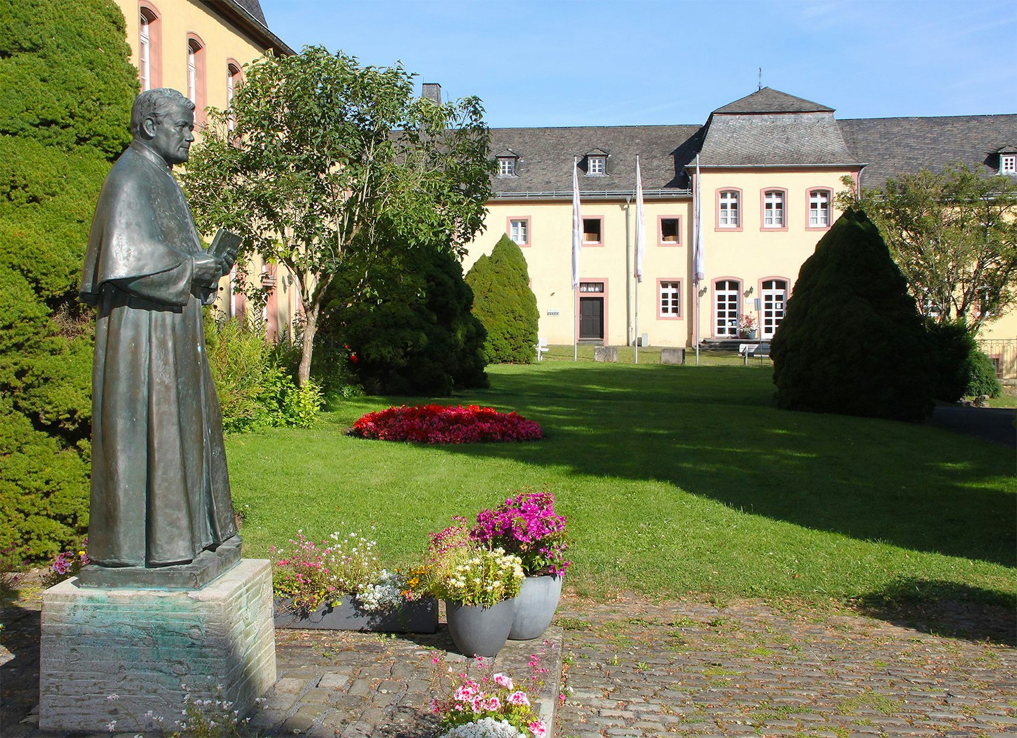 Das Bild zeigt den Garten von Kloster Steinfeld.