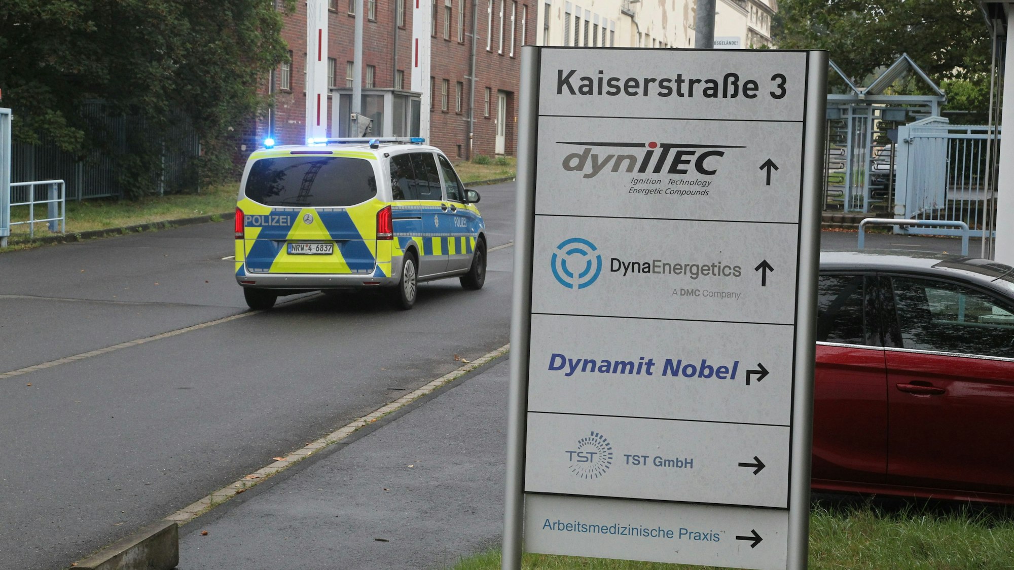 Ein Polizeifahrzeug fährt auf das ehemalige Dynamit-Nobel-Gelände in Troisdorf.