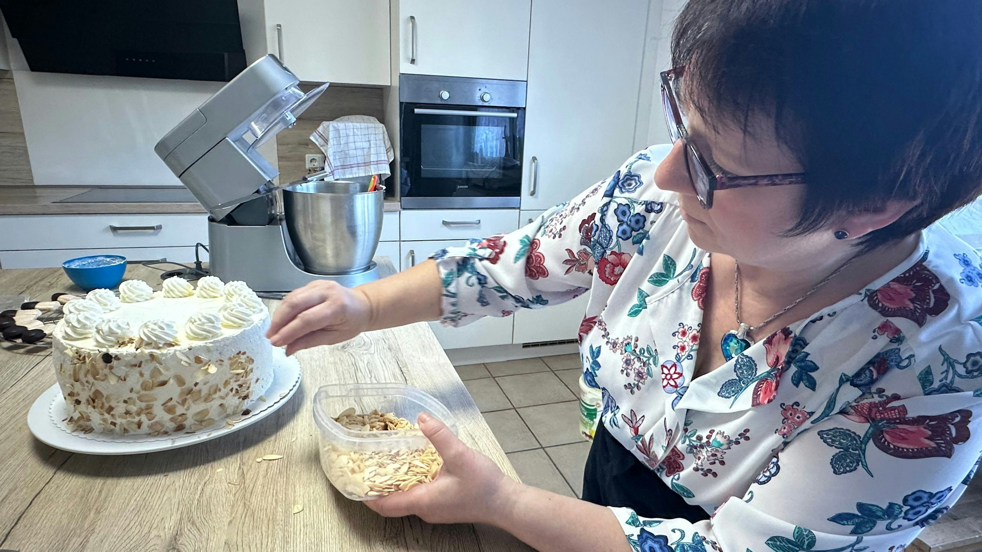 Gabriele Mai-Gebhardt backt eine Malakofforte, die als Krönung der Torten bekannt ist, nach österreichischem Rezept.