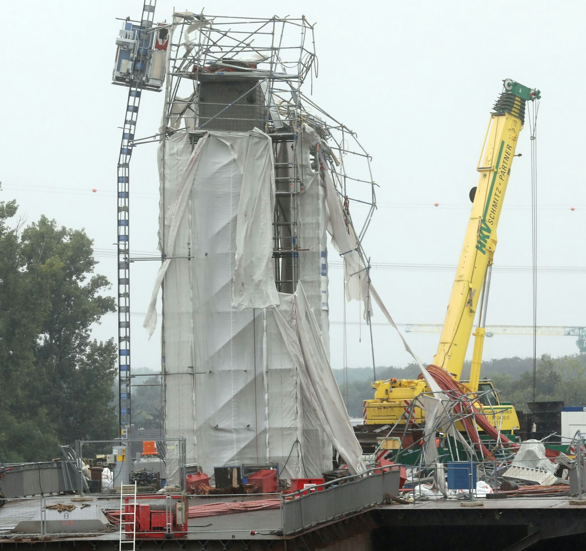 Auch das Baugerüst um den alten Brückenpfeiler wurde bei dem Unfall aus noch unklarer Ursache schwer beschädigt.