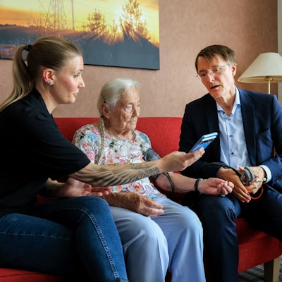 Karl Lauterbach besucht die Pflegeeinrichtung „Albert-Schweitzer-Haus“ der Diakonie Michaelshoven.
Es geht um das Thema KI in der Pflege.
Im Bild v.l.n.r. die Pflegekraft Ramona Thieme, die Bewohnerin Lieselotte Stein und Karl Lauterbach, der ihr den Blutdruck misst.