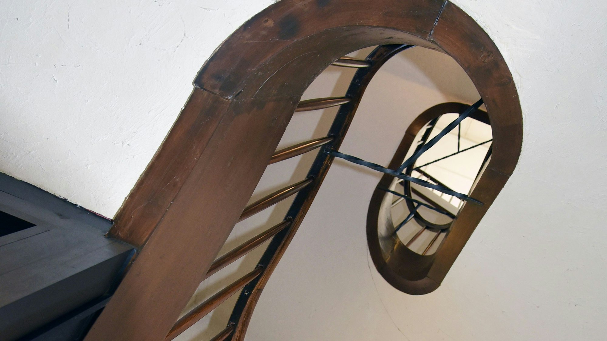 Das Foto zeigt eine alte Treppe.