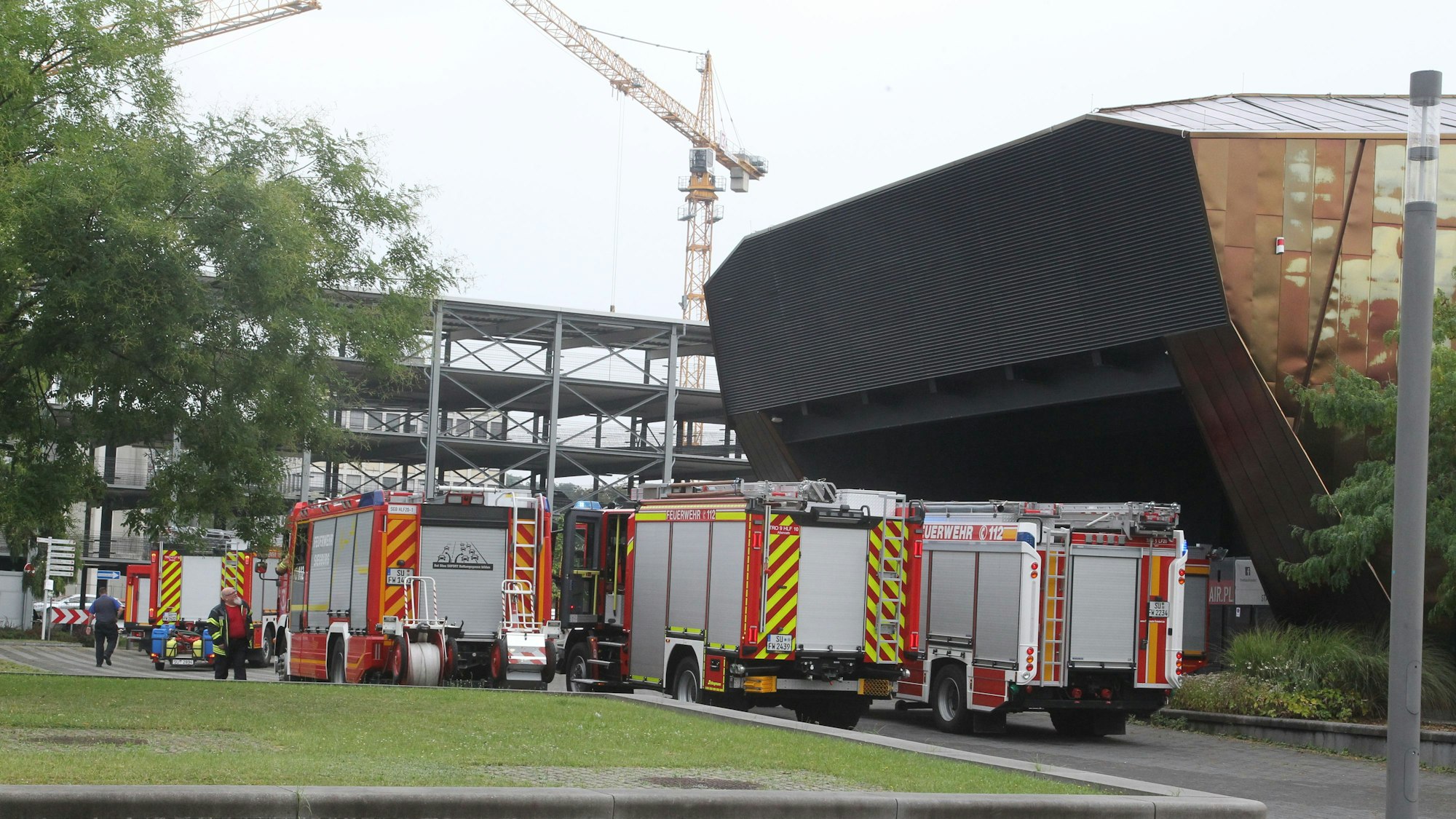 Mehrere Einsatzfahrzeuge der Feuerwehr stehen vor der Troisdorfer Stadthalle.