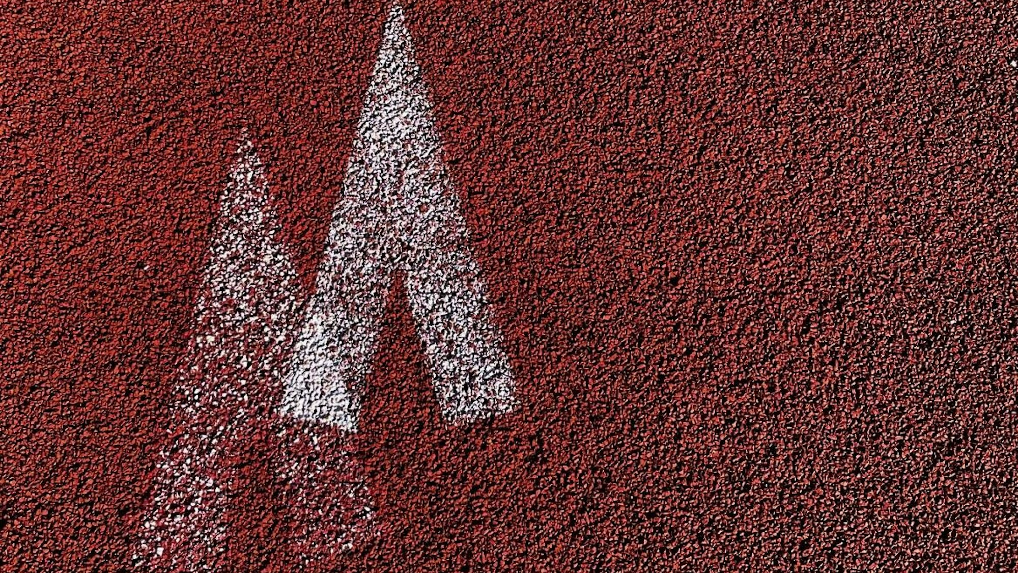 Zwei weiße Dreiecke sind auf den Tartan gezeichnet.