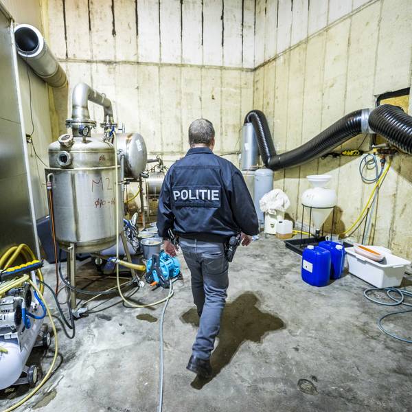 Ein Polizist führt Ermittlungsarbeiten in einem illegalen Crystal-Meth-Labor in den Niederlanden durch.