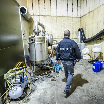 Ein Polizist führt Ermittlungsarbeiten in einem illegalen Crystal-Meth-Labor in den Niederlanden durch.