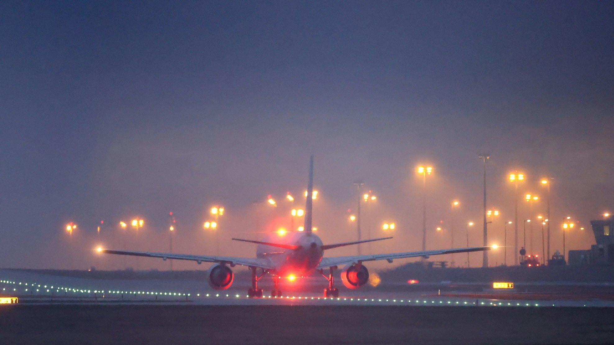 Ein Flugzeug startet vom Flughafen Leipzig/Halle (Symbolbild)