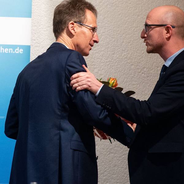Detlef Seif gratuliert Ingo Pfennings.