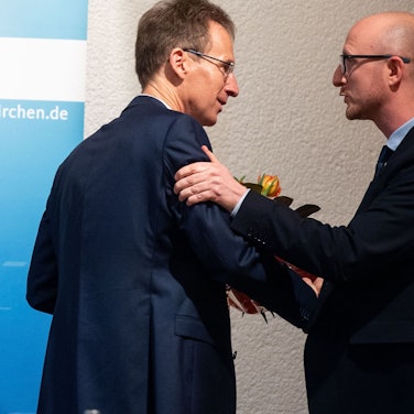 Detlef Seif gratuliert Ingo Pfennings.