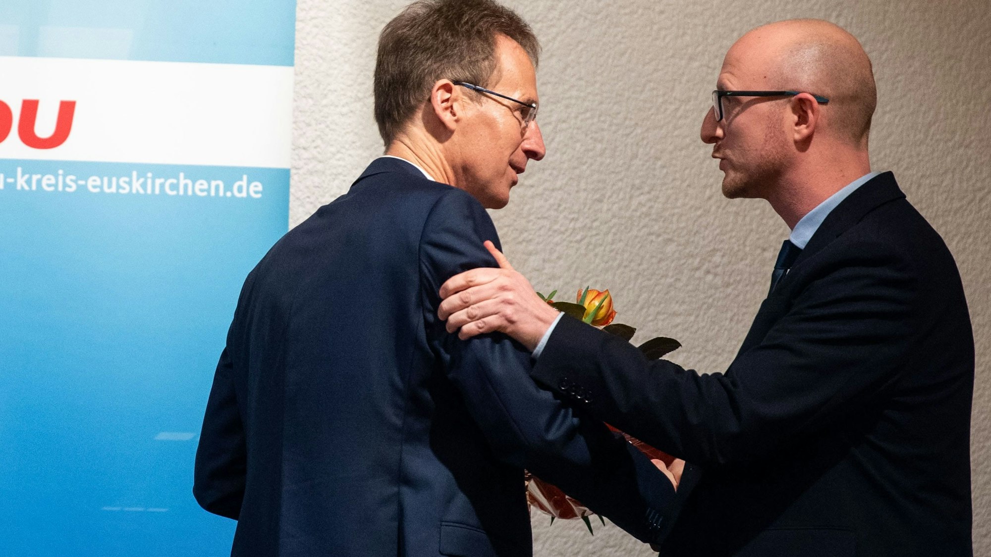 Detlef Seif gratuliert Ingo Pfennings.