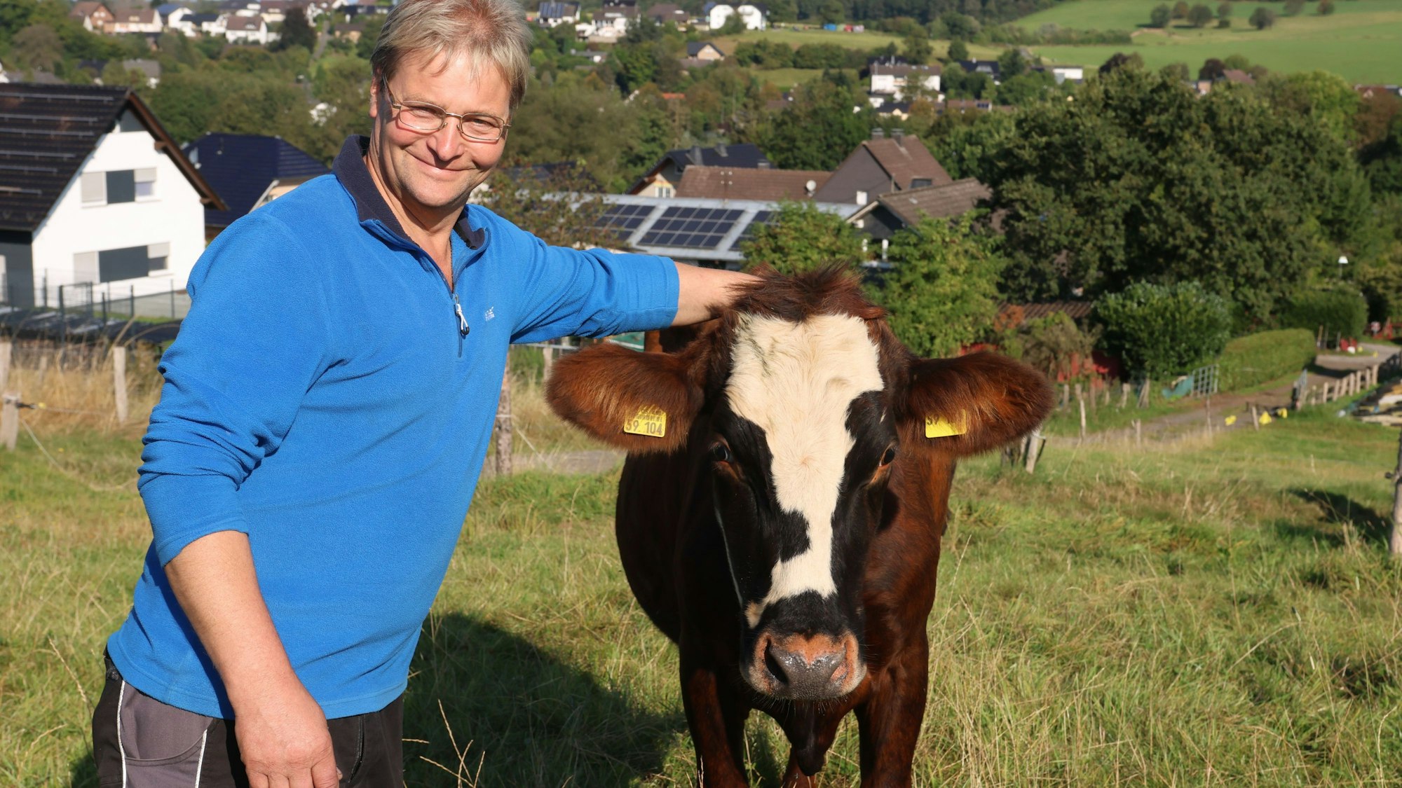Landwirt Jürgen Greb mit seiner Mitarbeiterin Zebra auf einer der Weiden in Waldbröl-Hermesdorf. Insgesamt verarbeitet der 56-Jährige die Milch von zwölf Kühen.