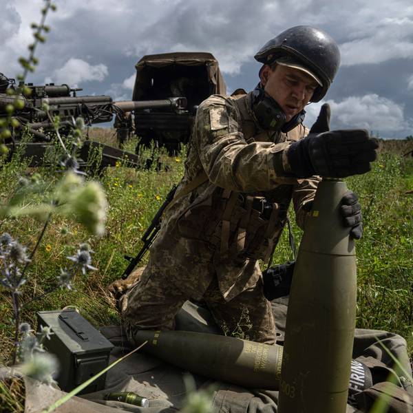 Ein ukrainischer Soldat installiert einen Zünder für eine 155-mm-Artilleriegranate.