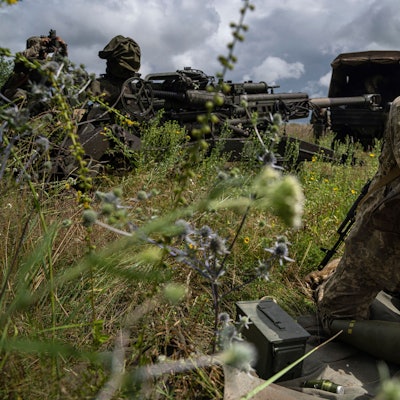Ein ukrainischer Soldat installiert einen Zünder für eine 155-mm-Artilleriegranate.
