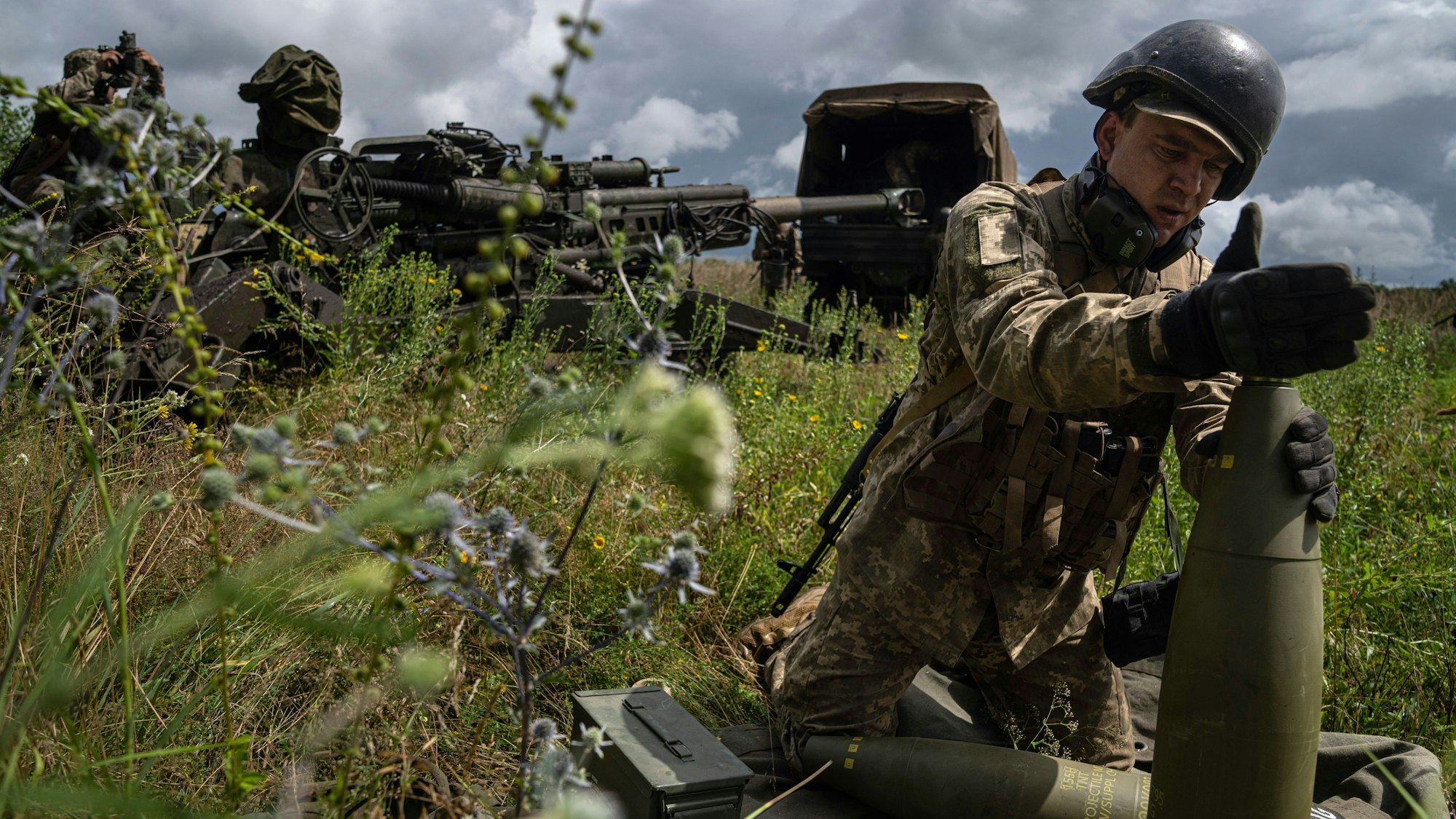 Ein ukrainischer Soldat installiert einen Zünder für eine 155-mm-Artilleriegranate.