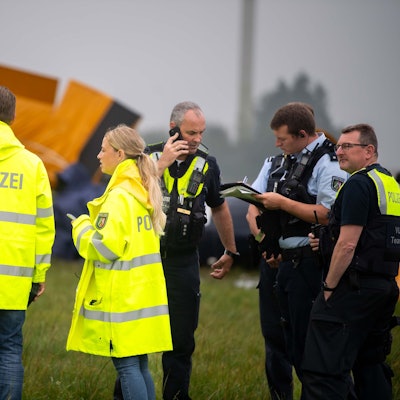 Bei einem Flugzeugabsturz zwischen Engelgau und Frohngau ist eine Frau ums Leben gekommen. Mehrere Polizisten stehen vor der Maschine.
