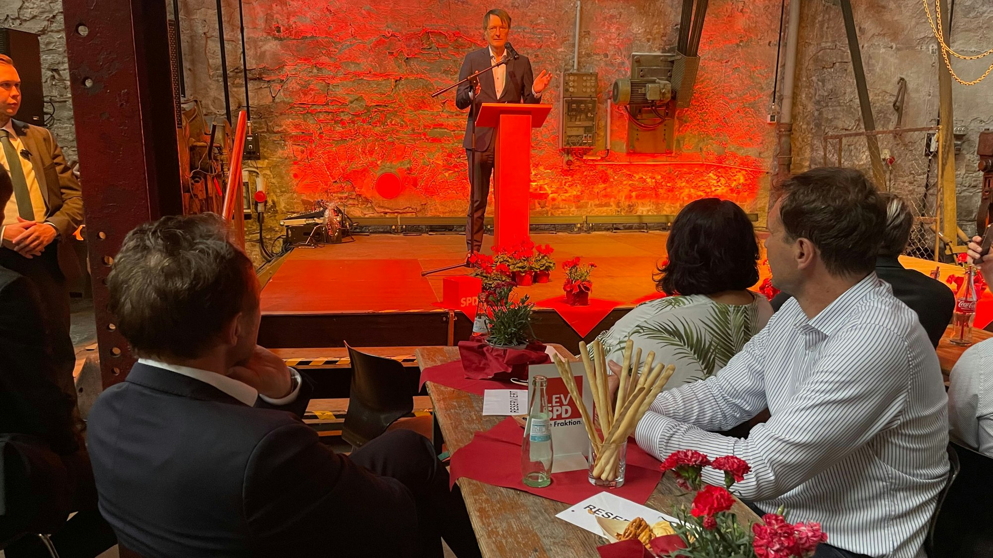 Gesundheitsminister Karl Lauterbach (SPD) sprach im Sensenhammer über das Gesundheitssystem. Im Vordergrund: OB Uwe Richrath, Dezernent Alexander Lünenbach und SPD-Fraktionsvorsitzende Milanie Kreutz.