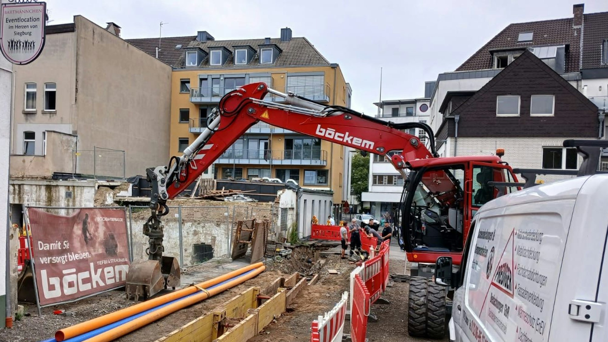 Ein Bagger neben einer Baugrube.