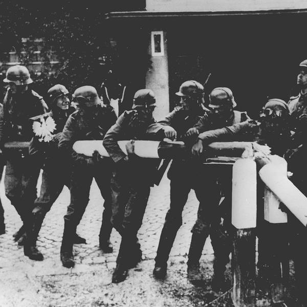 Beim Einmarsch deutscher Truppen in Polen reißen Soldaten der deutschen Wehrmacht einen rot-weißen Schlagbaum an der deutsch-polnischen Grenze nieder. Am selben Tag verkündet Adolf Hitler vor dem Berliner Reichstag mit dem Ausspruch „Seit 4.45 Uhr wird zurückgeschossen“ den Ausbruch des Zweiten Weltkrieges. (Archivbild vom 01.09.1939)
