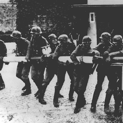 Beim Einmarsch deutscher Truppen in Polen reißen Soldaten der deutschen Wehrmacht einen rot-weißen Schlagbaum an der deutsch-polnischen Grenze nieder. Am selben Tag verkündet Adolf Hitler vor dem Berliner Reichstag mit dem Ausspruch „Seit 4.45 Uhr wird zurückgeschossen“ den Ausbruch des Zweiten Weltkrieges. (Archivbild vom 01.09.1939)