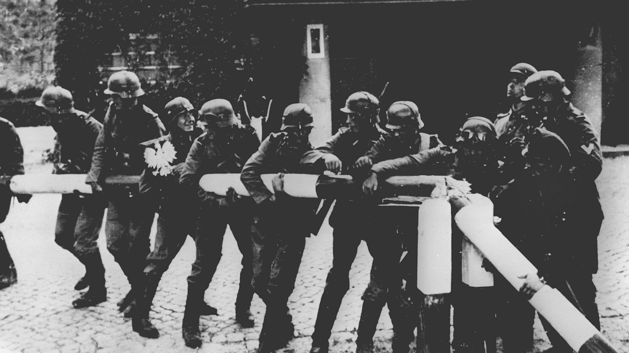 Beim Einmarsch deutscher Truppen in Polen reißen Soldaten der deutschen Wehrmacht einen rot-weißen Schlagbaum an der deutsch-polnischen Grenze nieder. Am selben Tag verkündet Adolf Hitler vor dem Berliner Reichstag mit dem Ausspruch „Seit 4.45 Uhr wird zurückgeschossen“ den Ausbruch des Zweiten Weltkrieges. (Archivbild vom 01.09.1939)