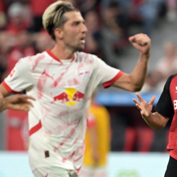 Leverkusens Florian Wirtz (r) und Leipzigs Kevin Kampl reagieren auf dem Feld.
