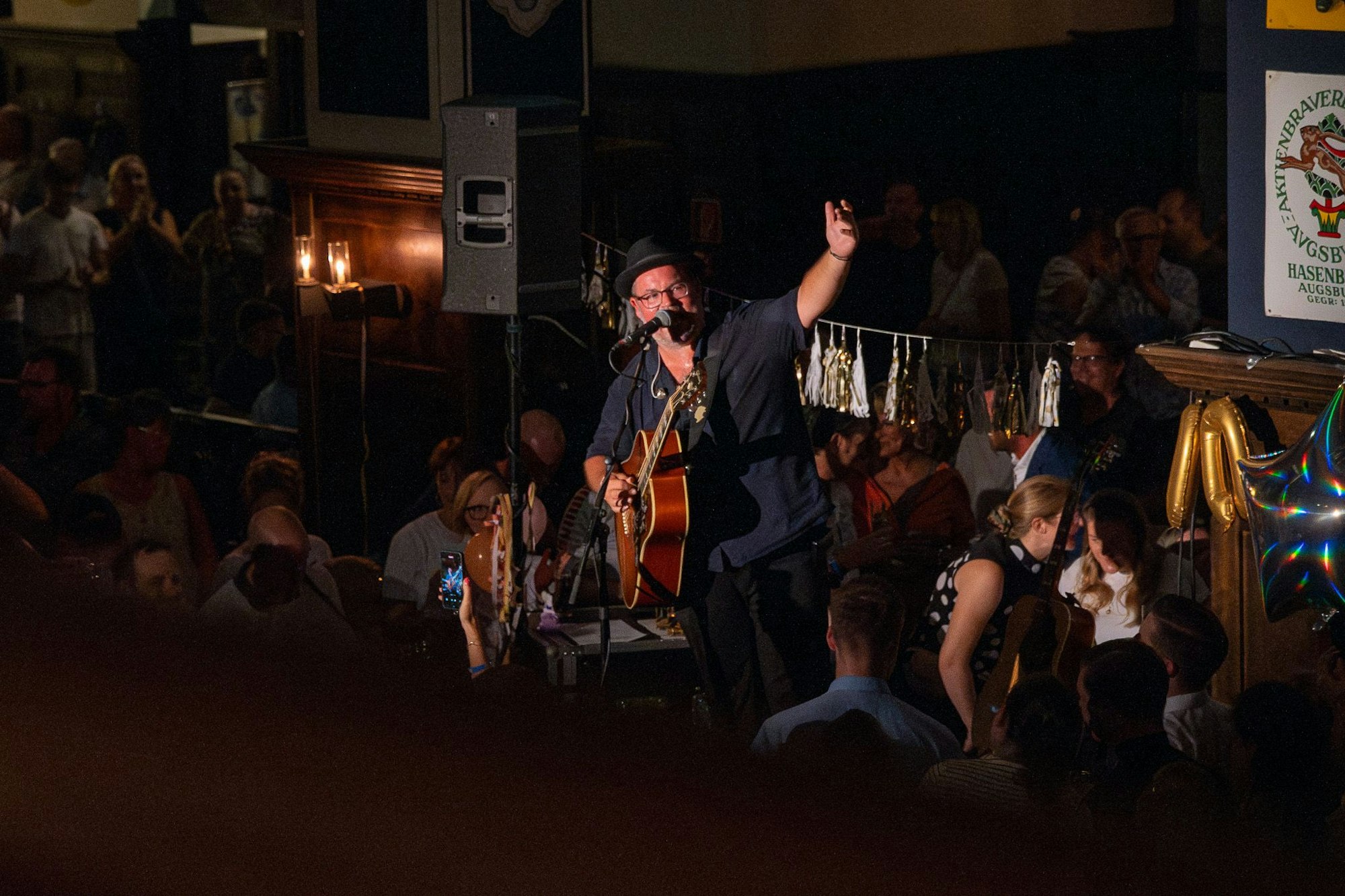 Vor der Bühne drängen sich am Freitagabend viele Menschen.