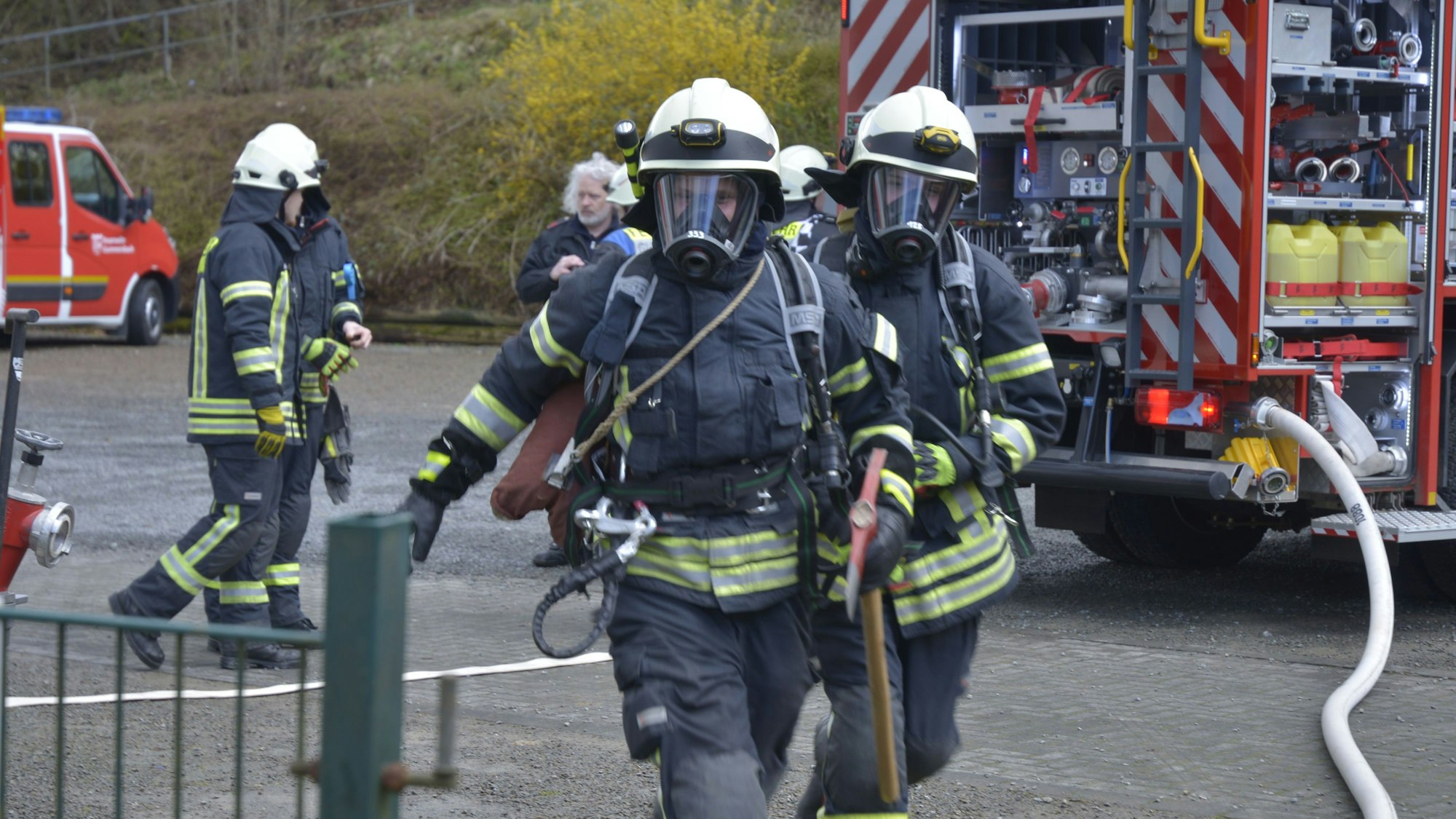 Feuerwehrleute unter Atemschutz.