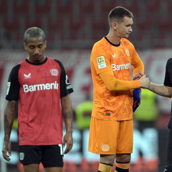 Leverkusens Arthur (l-r), Torwart Matej Kovar, Trainer Xabi Alonso und Jonathan Tah stehen nach dem Spiel auf dem Platz.