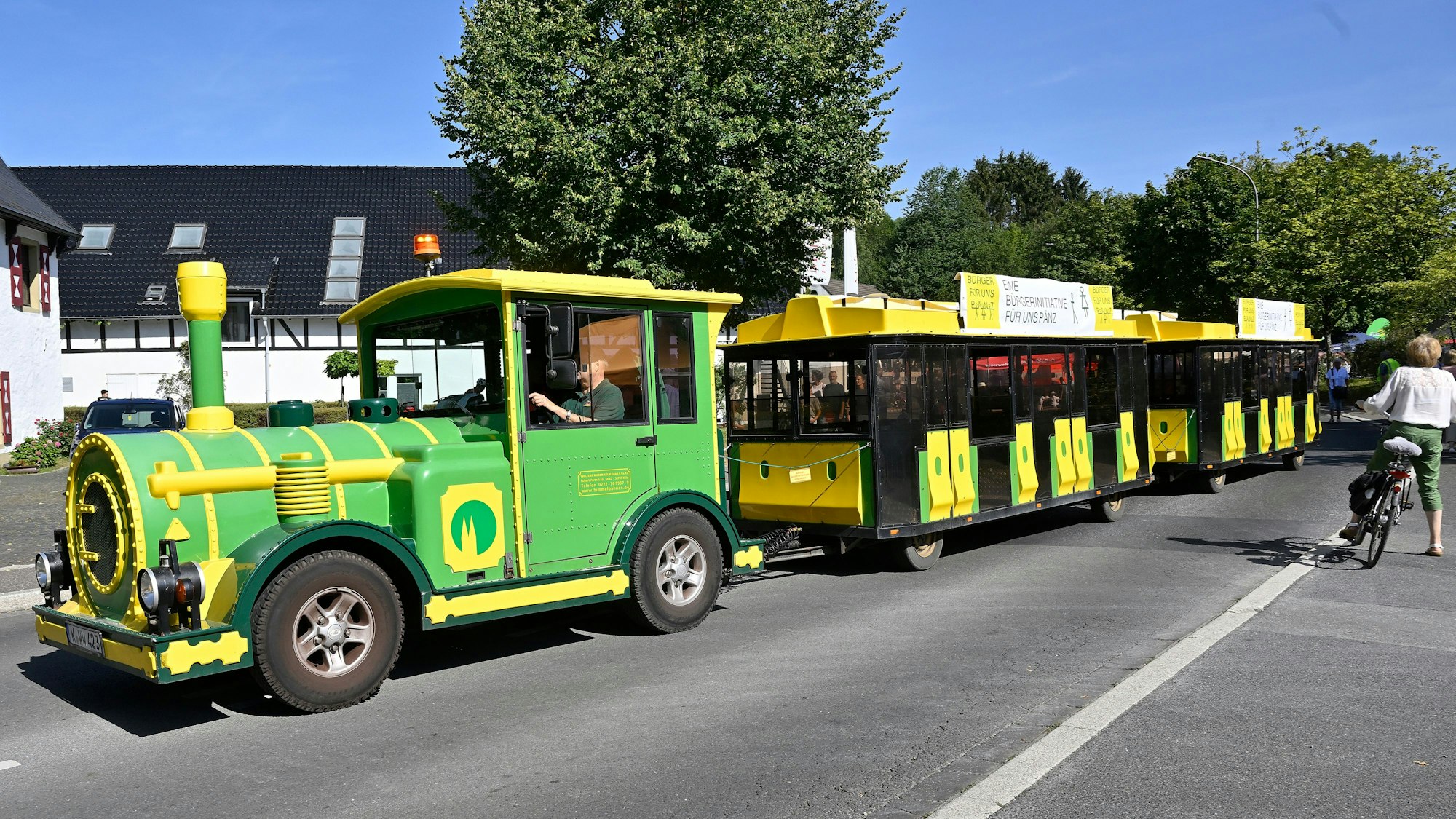 Eine Bimmelbahn steht vor der Malteser-Komturei in Bergisch Gladbach-Herrenstrunden.