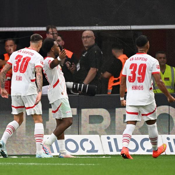 Lois Openda jubelt über das Tor zum 2:2 gegen Bayer Leverkusen und Florian Wirtz (l.).