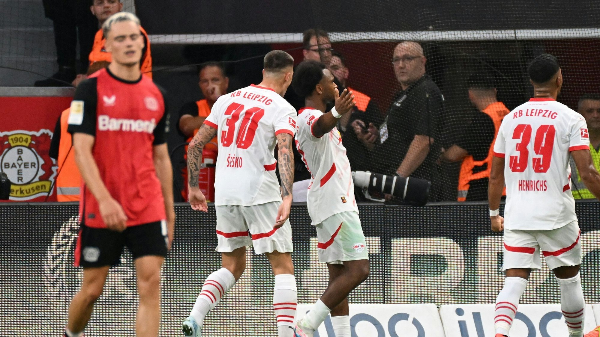 Lois Openda jubelt über das Tor zum 2:2 gegen Bayer Leverkusen und Florian Wirtz (l.).