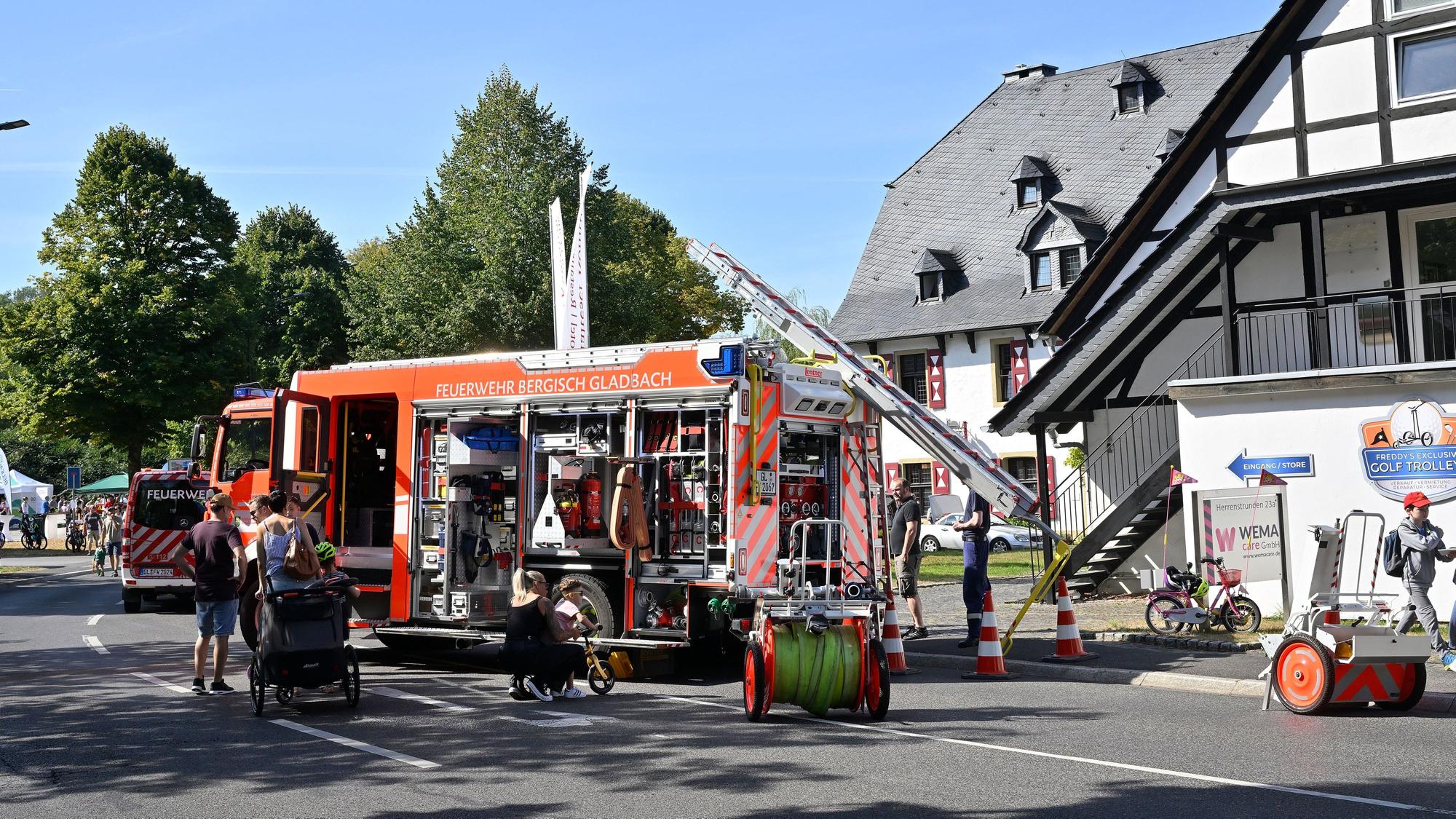 Ein Feuerwehrfahrzeug steht vor der Malteser-Komturei in Bergisch Gladbach-Herrenstrunden.