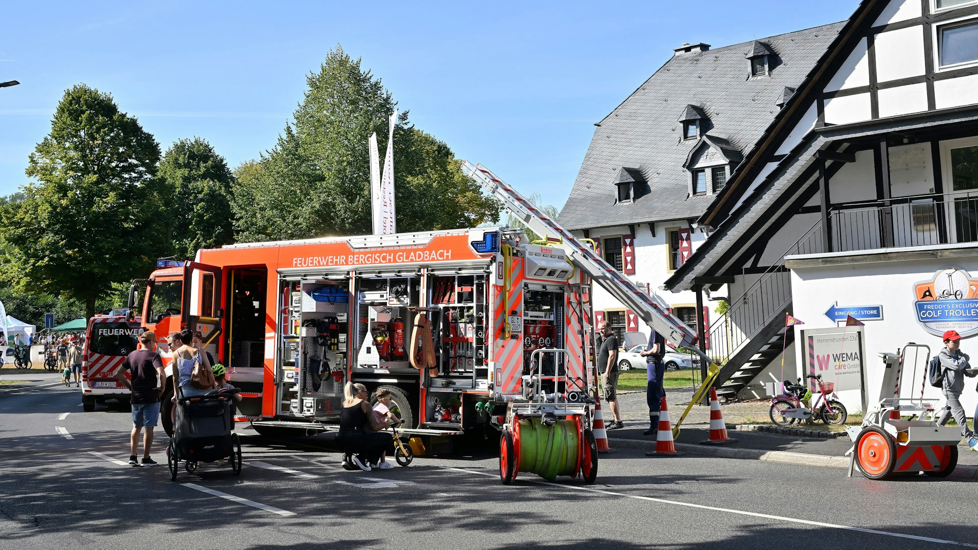 Ein Feuerwehrfahrzeug steht vor der Malteser-Komturei in Bergisch Gladbach-Herrenstrunden.