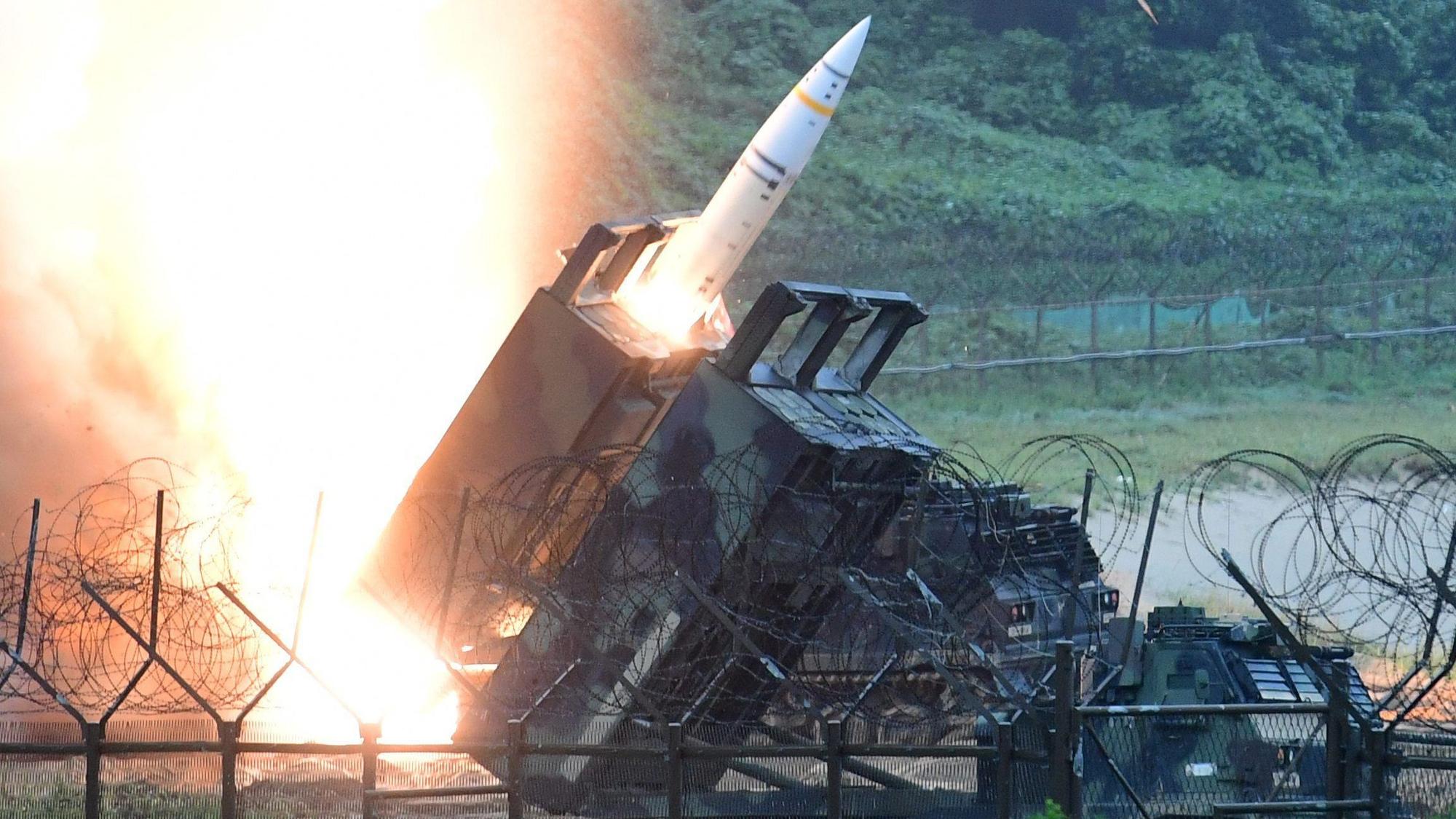 Eine US-Rakete des Typ ATACMS wird bei einer Übung abgefeuert. Berlin und Washington sind gegen den Einsatz weitreichender Waffen auf russischem Territorium.