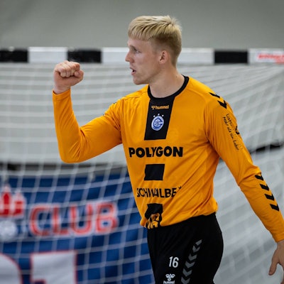 VfL-Torhüter Bertram Obling ballt die rechte Faust.