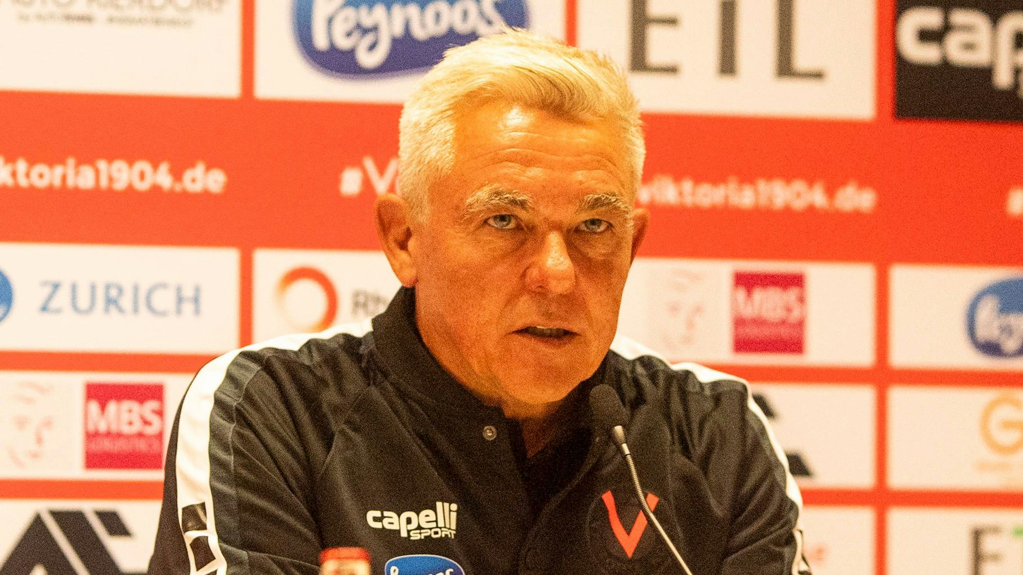 30.08.2024, Fußball, GER, Herren, 3. Liga, DFL, 4. Spieltag, Viktoria Köln - FC Hansa Rostock 3:0 Trainer Olaf Janßen Viktoria Köln bei der Pressekonferenz nach dem Spiel. Köln Sportpark Höhenberg Nordrhein-Westfalen Deutschland *** 30 08 2024, Soccer, GER, Men, 3 League, DFL, Matchday 4, Viktoria Köln FC Hansa Rostock 3 0 Coach Olaf Janßen Viktoria Köln at the press conference after the match Köln Sportpark Höhenberg North Rhine-Westphalia Germany