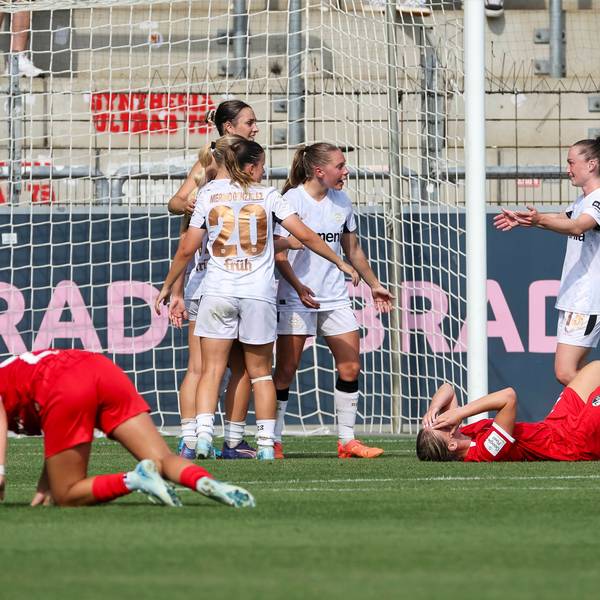 Bayer 04 Leverkusen und SC Freiburg nach dem Spiel , Fussball, GooglePixel Frauen-Bundesliga, 1.Spieltag, 2024/2025, SC Freiburg vs. Bayer 04 Leverkusen, 31.08.2024, Dreisamstadion, Freiburg, Deutschland DFB REGULATIONS PROHIBIT ANY USE OF PHOTOGRAPHS AS IMAGE SEQUENCES AND/OR QUASI-VIDEO. Freiburg Dreisamstadion Baden-Wuerttemberg Deutschland *** Bayer 04 Leverkusen and SC Freiburg after the match , Soccer, GooglePixel Womens Bundesliga, 1 Matchday, 2024 2025, SC Freiburg vs Bayer 04 Leverkusen, 31 08 2024, Dreisamstadion, Freiburg, Germany DFB REGULATIONS PROHIBIT ANY USE OF PHOTOGRAPHS AS IMAGE SEQUENCES AND OR QUASI VIDEO Freiburg Dreisamstadion Baden Wuerttemberg Germany Copyright: xGrantxHubbsx