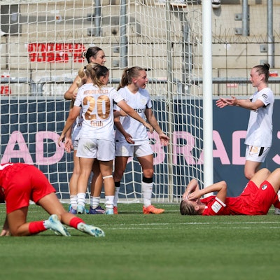 Bayer 04 Leverkusen und SC Freiburg nach dem Spiel , Fussball, GooglePixel Frauen-Bundesliga, 1.Spieltag, 2024/2025, SC Freiburg vs. Bayer 04 Leverkusen, 31.08.2024, Dreisamstadion, Freiburg, Deutschland DFB REGULATIONS PROHIBIT ANY USE OF PHOTOGRAPHS AS IMAGE SEQUENCES AND/OR QUASI-VIDEO. Freiburg Dreisamstadion Baden-Wuerttemberg Deutschland *** Bayer 04 Leverkusen and SC Freiburg after the match , Soccer, GooglePixel Womens Bundesliga, 1 Matchday, 2024 2025, SC Freiburg vs Bayer 04 Leverkusen, 31 08 2024, Dreisamstadion, Freiburg, Germany DFB REGULATIONS PROHIBIT ANY USE OF PHOTOGRAPHS AS IMAGE SEQUENCES AND OR QUASI VIDEO Freiburg Dreisamstadion Baden Wuerttemberg Germany Copyright: xGrantxHubbsx