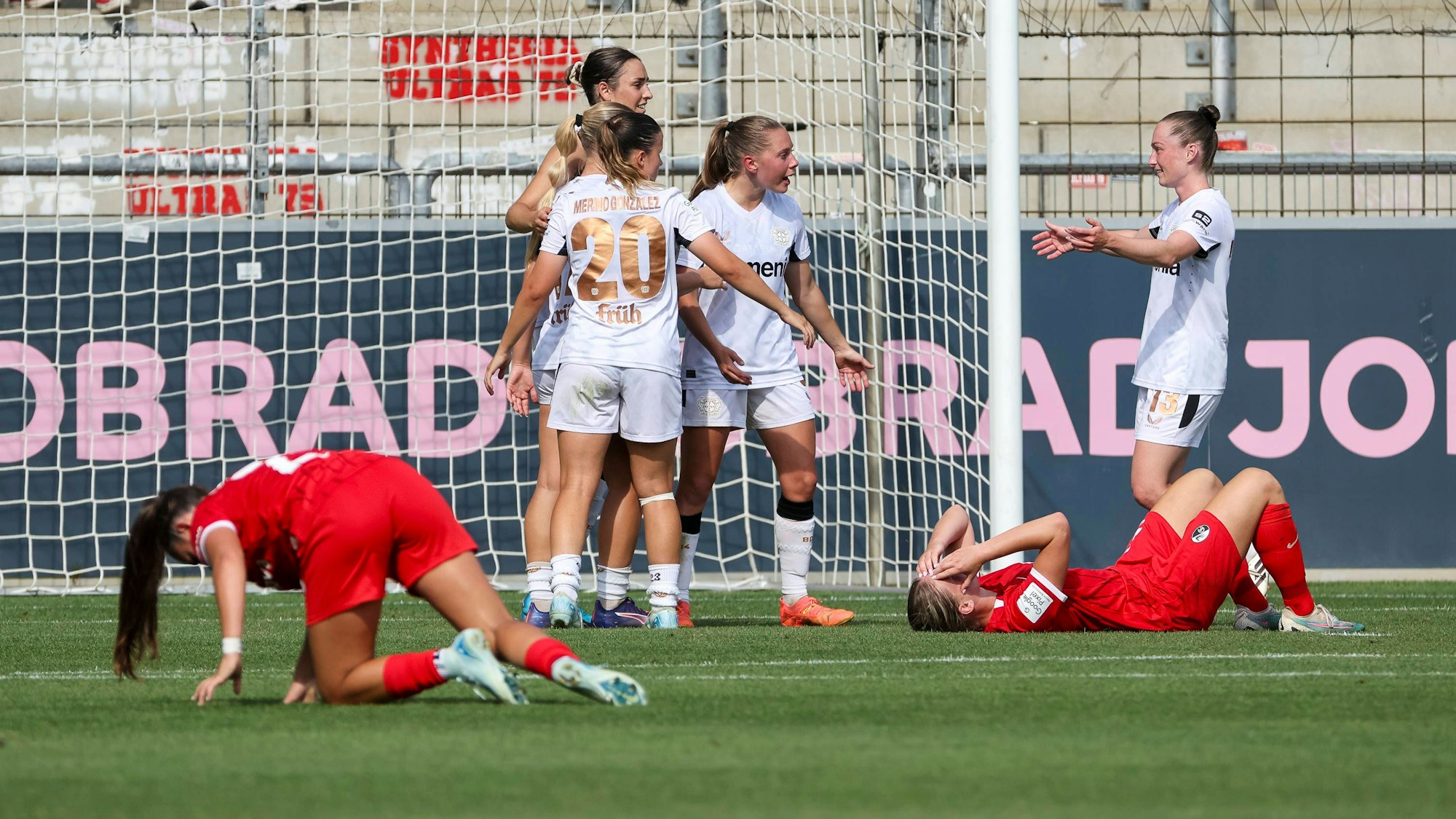 Bayer 04 Leverkusen und SC Freiburg nach dem Spiel , Fussball, GooglePixel Frauen-Bundesliga, 1.Spieltag, 2024/2025, SC Freiburg vs. Bayer 04 Leverkusen, 31.08.2024, Dreisamstadion, Freiburg, Deutschland DFB REGULATIONS PROHIBIT ANY USE OF PHOTOGRAPHS AS IMAGE SEQUENCES AND/OR QUASI-VIDEO. Freiburg Dreisamstadion Baden-Wuerttemberg Deutschland *** Bayer 04 Leverkusen and SC Freiburg after the match , Soccer, GooglePixel Womens Bundesliga, 1 Matchday, 2024 2025, SC Freiburg vs Bayer 04 Leverkusen, 31 08 2024, Dreisamstadion, Freiburg, Germany DFB REGULATIONS PROHIBIT ANY USE OF PHOTOGRAPHS AS IMAGE SEQUENCES AND OR QUASI VIDEO Freiburg Dreisamstadion Baden Wuerttemberg Germany Copyright: xGrantxHubbsx