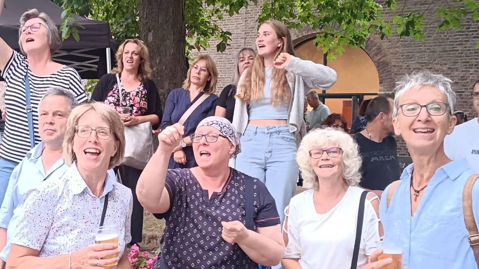 Zu sehen ist das singende Publikum.
