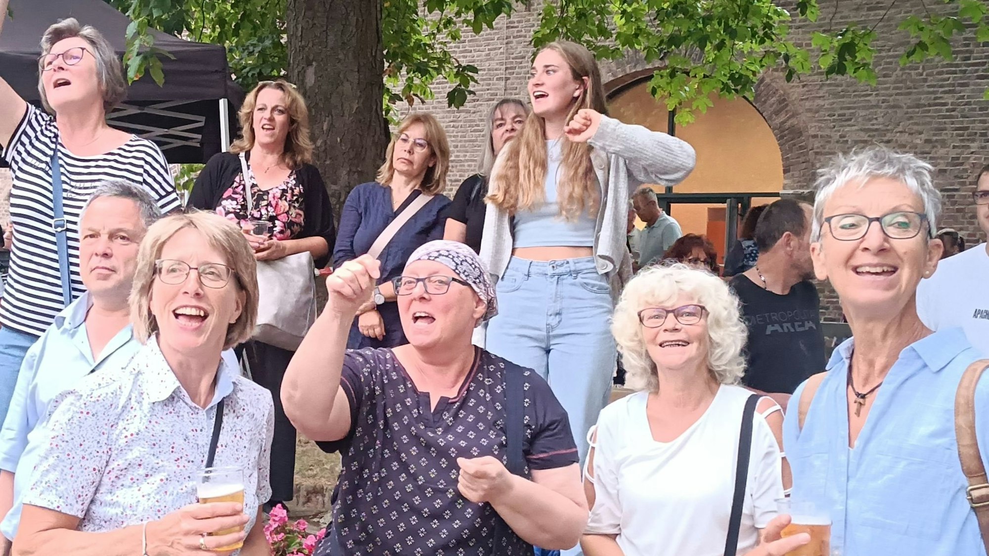 Zu sehen ist das singende Publikum.