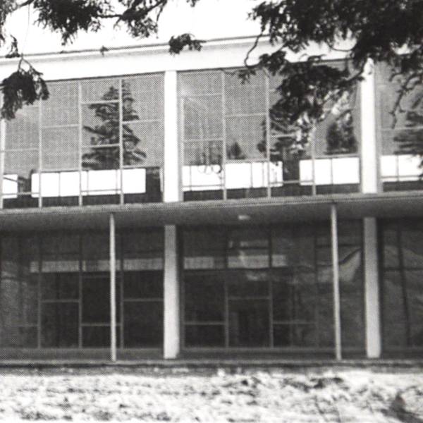 Das Bild ist eine historische Aufnahme in Schwarz-Weiß. Es zeigt den Bau der Turnhalle im Jahr 1957.