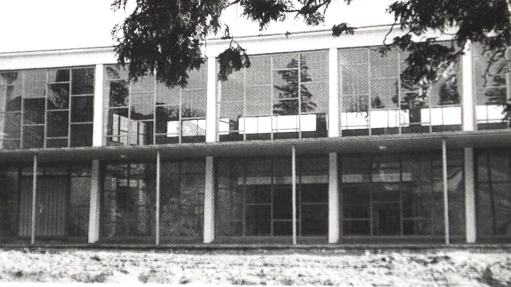 Das Bild ist eine historische Aufnahme in Schwarz-Weiß. Es zeigt den Bau der Turnhalle im Jahr 1957.